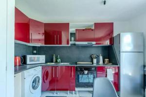 Кухня или мини-кухня в House with garden near beach
