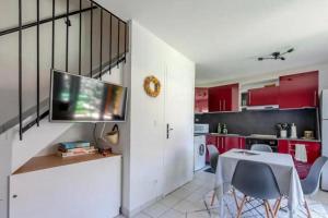 Кухня или мини-кухня в House with garden near beach
