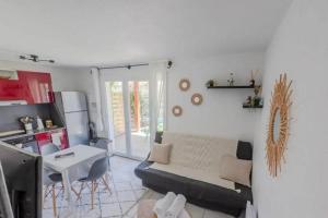 Кухня или мини-кухня в House with garden near beach
