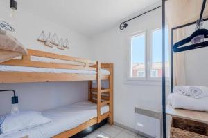 Кровать или кровати в номере House with garden near beach +4 фотографии