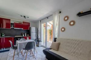 Кухня или мини-кухня в House with garden near beach
