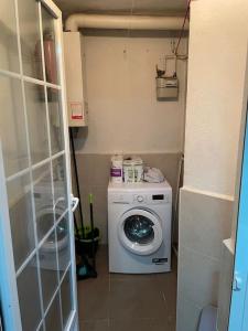 lavadero con lavadora y lavadora en Precioso apartamento junto al centro con garaje en Valencia