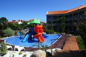 Bazén v ubytovaní Apartamentos Coral Do Mar II alebo v jeho blízkosti