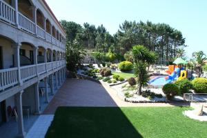 Bazén v ubytovaní Apartamentos Coral Do Mar II alebo v jeho blízkosti