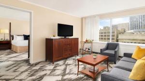 TV a/nebo společenská místnost v ubytování Fairmont Winnipeg