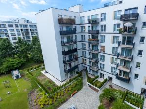 an aerial view of a white building with a courtyard at VIP Apart Bielany przy metrze in Warsaw