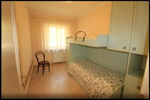 Dormitorio pequeño con litera y silla en Casa Girasole, en Camaiore 26 fotos más