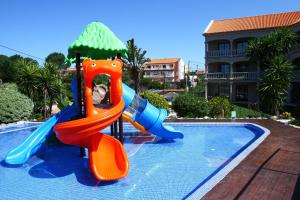 Bazén v ubytovaní Apartamentos Coral Do Mar II alebo v jeho blízkosti