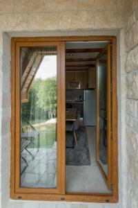 una porta scorrevole in vetro di una casa con cucina di Vila Sun forest a Žabljak