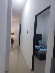 einen Spiegel in einem Zimmer mit einem Bett darin in der Unterkunft Departamento familiar en cdla privada in Guayaquil