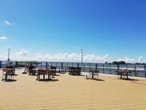 een groep tafels en stoelen op een pier bij het water bij Blue Ocean K40 in Makkum