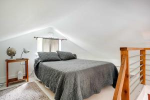 Un pat sau paturi într-o cameră la Modern St Elmo Cottage by Lookout Mtn and Near Dwtn