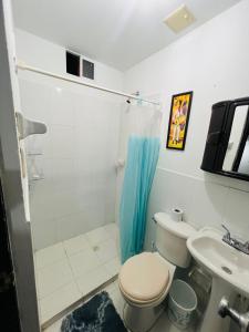 uma casa de banho com um WC e um lavatório em adriana sofia cartagena em Cartagena das Índias