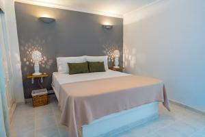 a bedroom with a large bed and two lamps at Hotel Cocoliso Island Resort in Isla Grande