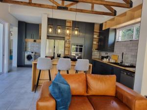 salon z kanapą i kuchnią w obiekcie Villa 206 Clarens Golf Estate w mieście Clarens