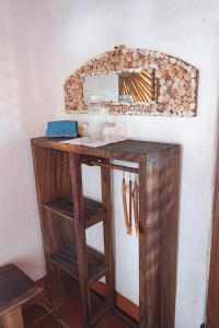 una mesa de madera con un espejo en la pared en Posada Mexico en Zipolite