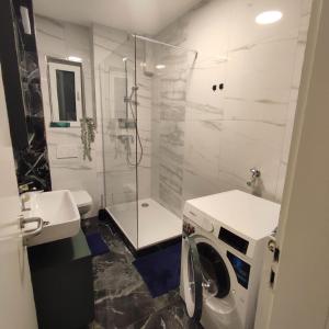 een badkamer met een douche en een wasmachine bij Praktisch und Gut in der Goldstadt in Pforzheim