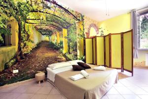 1 dormitorio con cama y pared cubierta de hiedra en [Vista Cascata delle Marmore] - La Casa Incantata, en Terni
