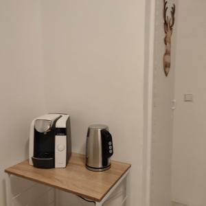 een koffiezetapparaat en een broodrooster op een tafel bij Praktisch und Gut in der Goldstadt in Pforzheim