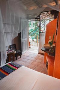 Habitación con cama, mesa y ventana en Posada Mexico, en Zipolite