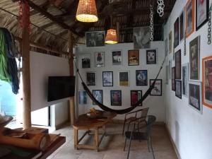 una habitación con una hamaca colgada en la pared en El Leon Feliz Palomino en Palomino