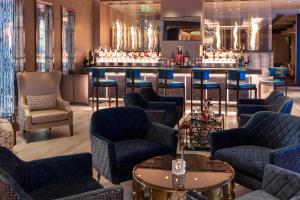 eine Lobby mit blauen Stühlen und einer Bar in der Unterkunft Monarch Casino Resort Spa in Black Hawk
