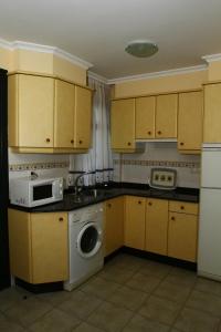 Kuchyňa alebo kuchynka v ubytovaní Apartamentos Coral Do Mar II