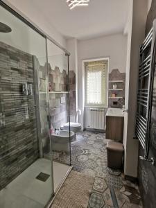 y baño con ducha, aseo y lavamanos. en Cuncè en Anguillara Sabazia