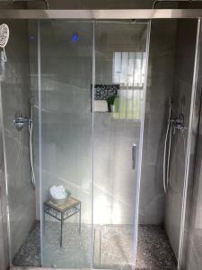 een douche met een glazen deur in de badkamer bij Oasi Love in Fiumefreddo di Sicilia