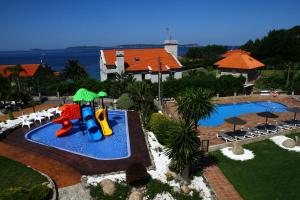 Pemandangan kolam renang di Apartamentos Coral Do Mar II atau berdekatan