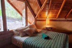 A bed or beds in a room at Casa Libélula! Refúgio com excelente Wi-Fi /Dragonfly House! Nature retreat with great wifi
