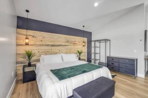um quarto com uma cama grande e uma parede de madeira em Luxury Mountain Escape! em Show Low