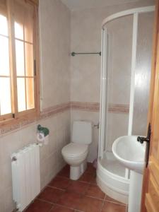 Phòng tắm tại Apartamentos Rurales El Tormagal