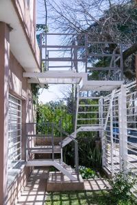 Una escalera blanca que conduce a un edificio. en Bello Dpto, 20 minutos al Estadio Kempes, cerca de Quality, Hospital Privado, en Córdoba
