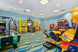 - une salle de jeux avec un bouquet de jeux vidéo dans l'établissement Modern Vacation Home with Private Pool CG1593, à Davenport