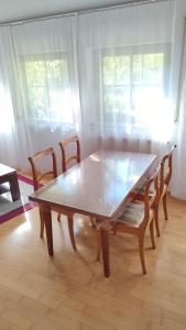 una mesa de madera y sillas en la sala de estar. en Ferienwohnung Ruhequell, en Königsfeld im Schwarzwald