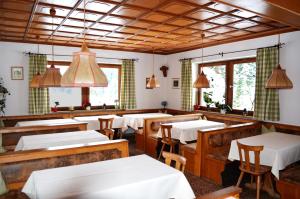 Reštaurácia alebo iné gastronomické zariadenie v ubytovaní Hotel Garni Wieshof