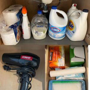 einem Kühlschrank mit Milch und anderen Erzeugnissen in der Unterkunft Brand new 1Queenbed family suite near UBC in Vancouver