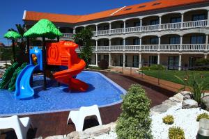 Bazén v ubytovaní Apartamentos Coral Do Mar II alebo v jeho blízkosti