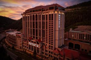 een luchtzicht op een groot gebouw met een hotel bij Monarch Casino Resort Spa in Black Hawk