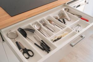 a drawer with scissors and other kitchen utensils at Apartamento en Gran Playa in Santa Pola