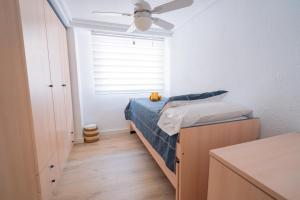 ein kleines Schlafzimmer mit einem Bett und einem Fenster in der Unterkunft Apartamento en Gran Playa in Santa Pola