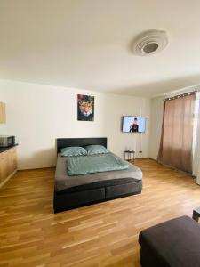 Ένα ή περισσότερα κρεβάτια σε δωμάτιο στο Siebenbrunneng. Nice