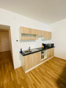 Η κουζίνα ή μικρή κουζίνα στο Siebenbrunneng. Nice +3 φωτογραφίες