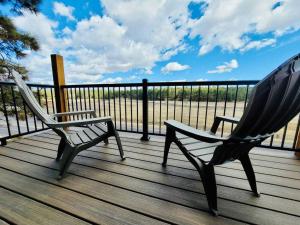 Μπαλκόνι ή βεράντα στο Penthouse Suite at Meadow View!