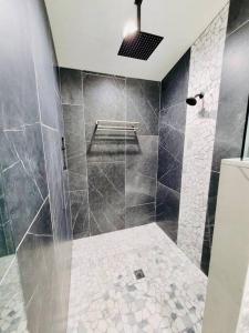 Koupelna v ubytování Penthouse Suite at Meadow View! + 35 fotografií