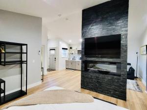 Η κουζίνα ή μικρή κουζίνα στο Penthouse Suite at Meadow View!