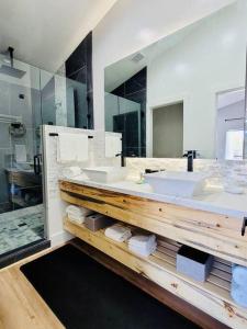 uma casa de banho com 2 lavatórios e um espelho grande em Penthouse Suite at Meadow View! em Show Low