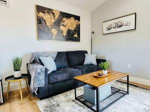 Χώρος καθιστικού στο Penthouse Suite at Meadow View!