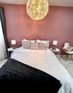 um quarto com uma cama grande e um lustre em Casa Coral em Cidade do México